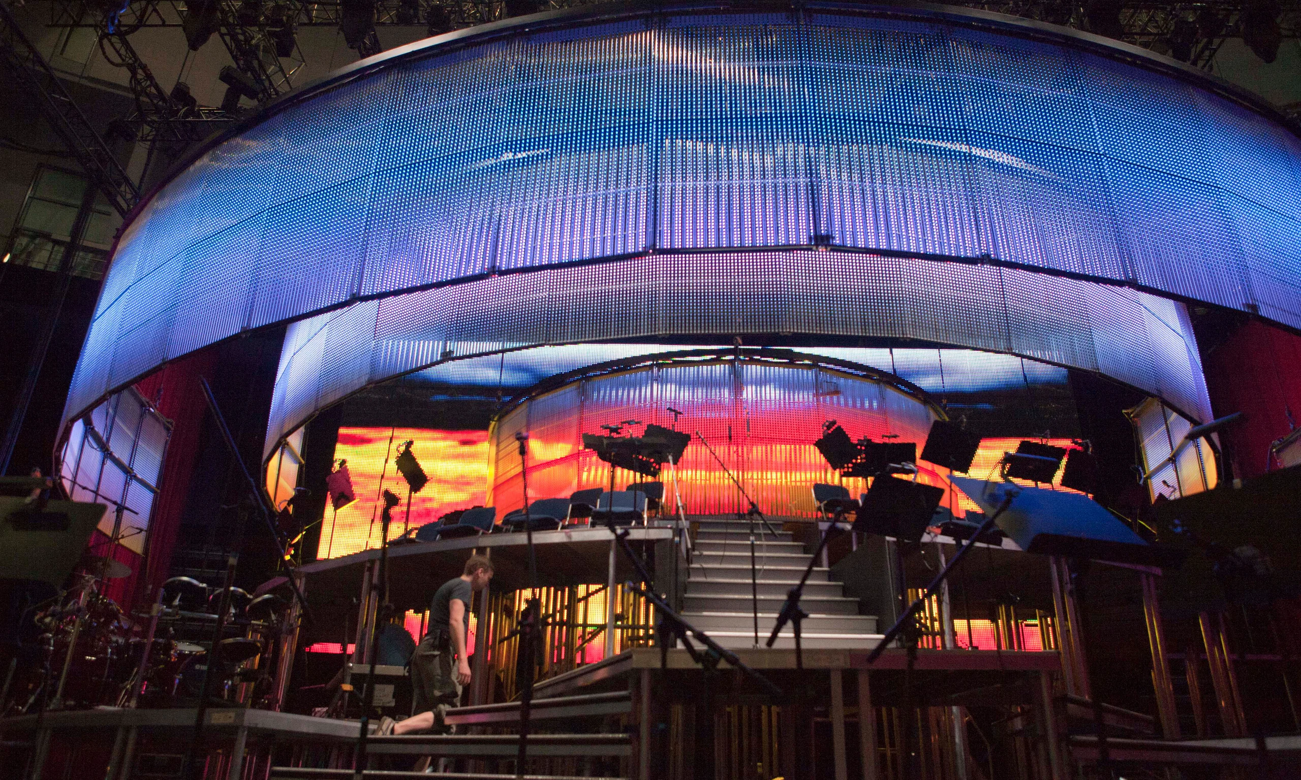 Konzertbühne in einer Arena beim Aufbau: runde LED-Wand, Treppe und Podeste für das Orchester.