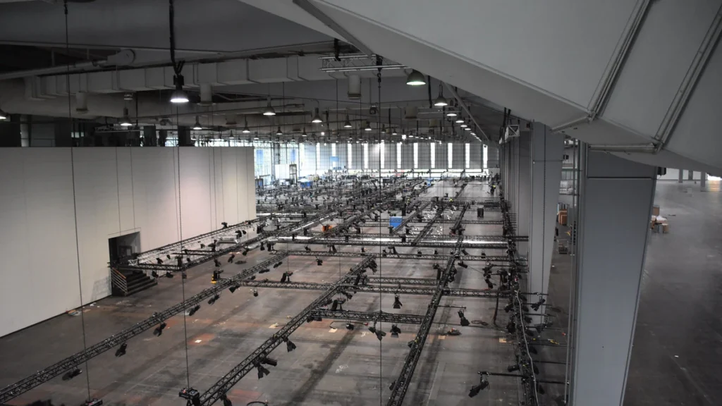 Leere Industriehalle mit Traversen unter der Decke.