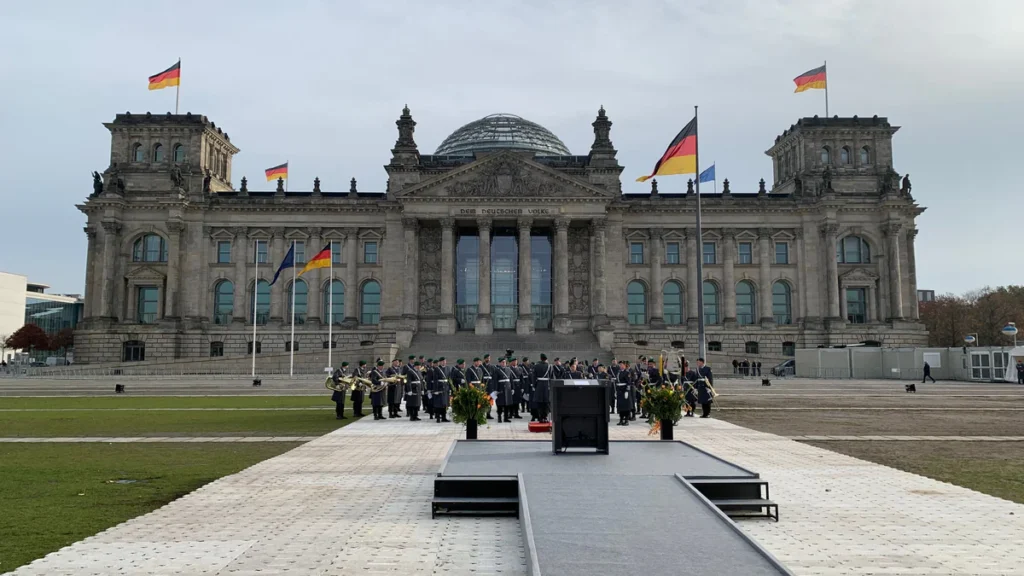 Offizieller Anlass vor dem Reichstag in Berlin: Laufsteg und Rednerpult vor angetretenen Soldaten.